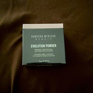 Danessa Myricks Beauty
Evolution Setting & Blurring Loose Powder